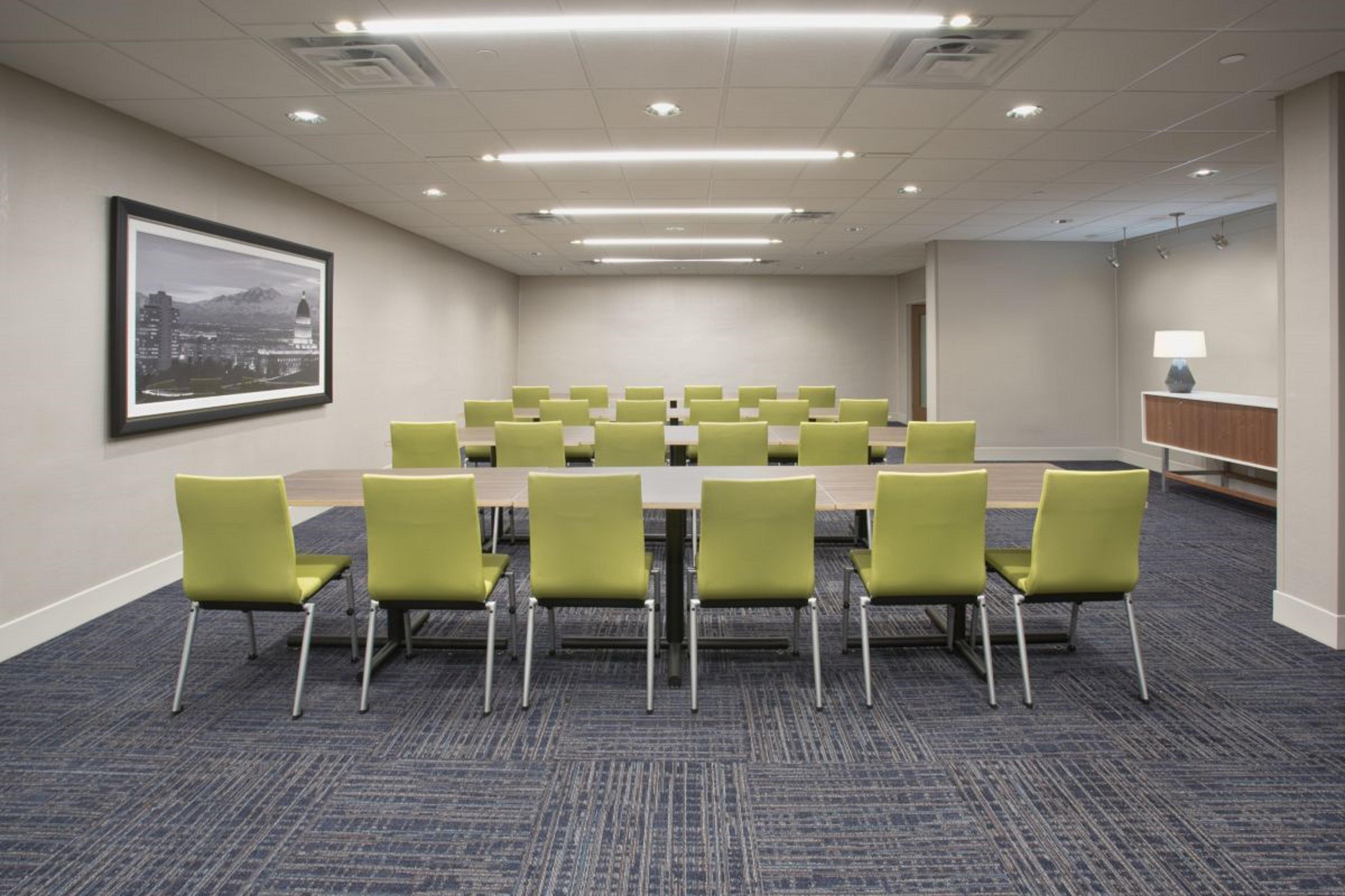 Holiday Inn Express & Suites - Kingfisher, An Ihg Hotel Экстерьер фото
