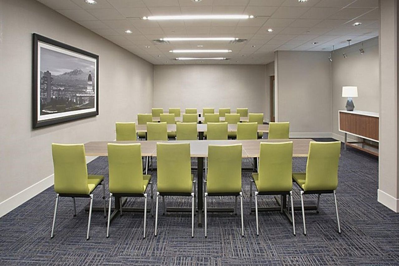 Holiday Inn Express & Suites - Kingfisher, An Ihg Hotel Экстерьер фото